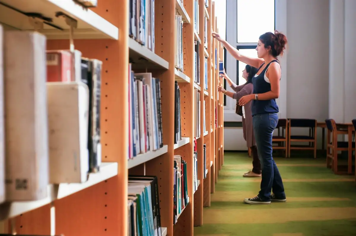 کتابخانه مرکزی دانشگاه EMU