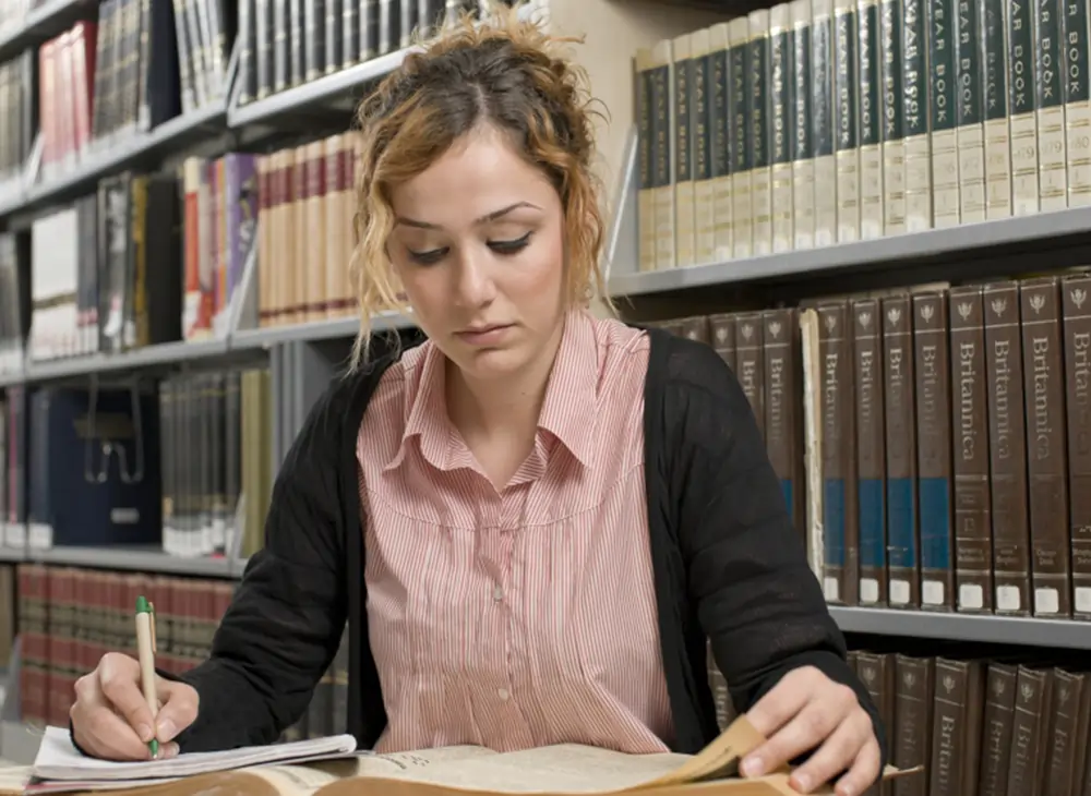 محیط مطالعه و کتابخانه GAU